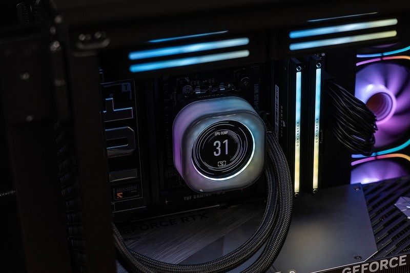 性能与美学的巅峰融合，专为AMD平台优化的统治者泰坦RGB灯条评测