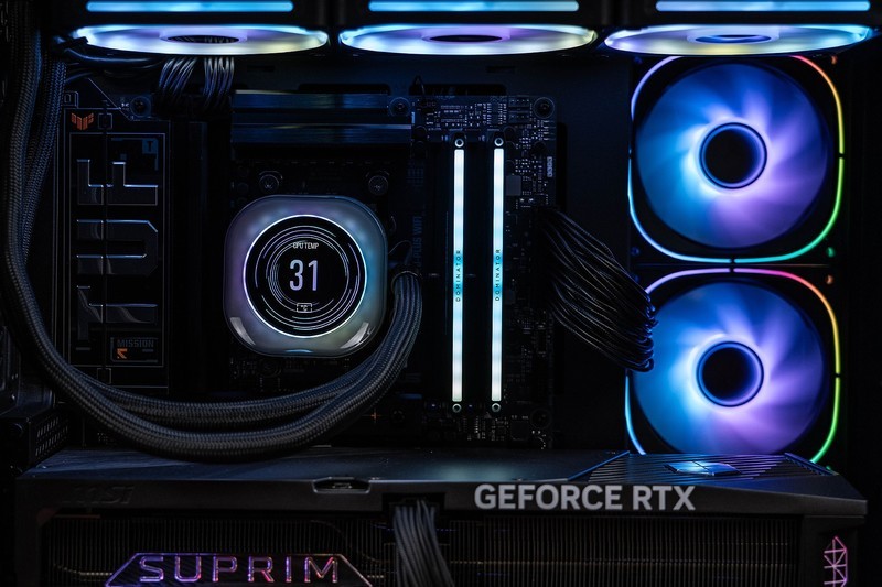 性能与美学的巅峰融合，专为AMD平台优化的统治者泰坦RGB灯条评测