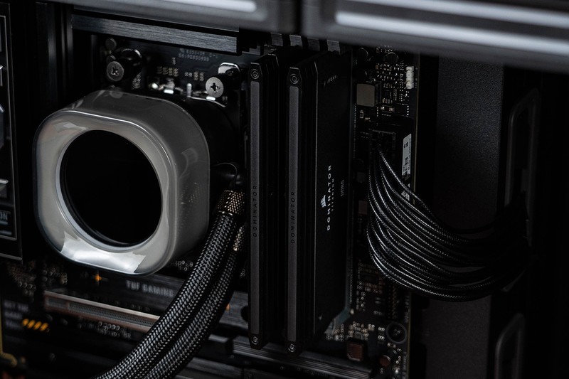 性能与美学的巅峰融合，专为AMD平台优化的统治者泰坦RGB灯条评测