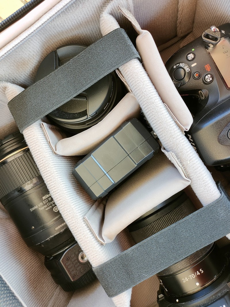 两机三镜笔记本背起就走，入手佰信双肩减重摄影包，三优点三嘈点