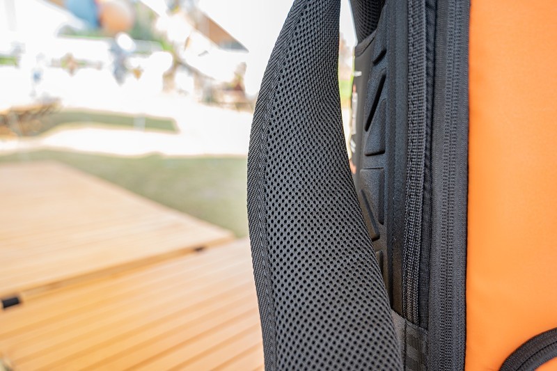 两机三镜笔记本背起就走，入手佰信双肩减重摄影包，三优点三嘈点