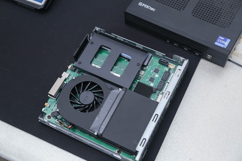 两千元i9你敢信？入手极摩客M4迷你主机，跑分100多万，散热真强