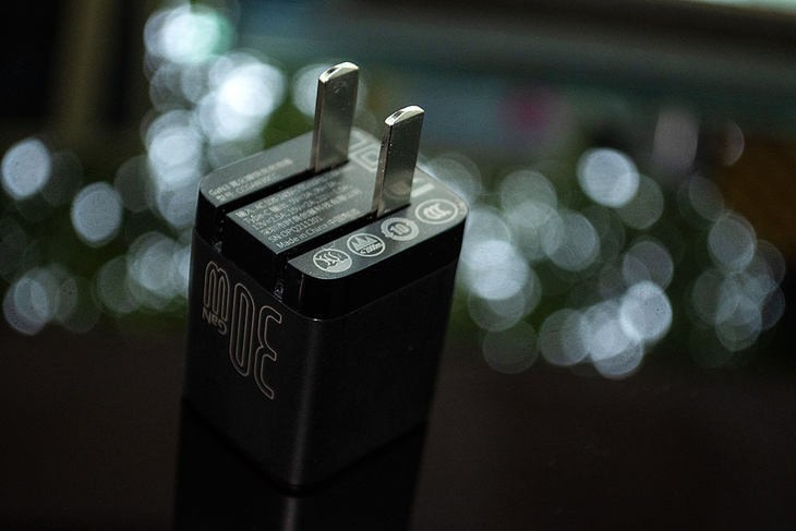 倍思氮化镓30W充电器：替代原装手机充电器的好选择