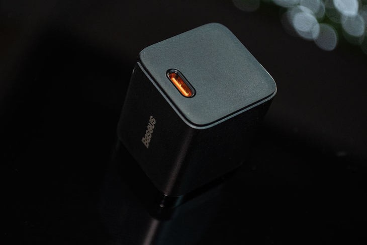 倍思氮化镓30W充电器：替代原装手机充电器的好选择