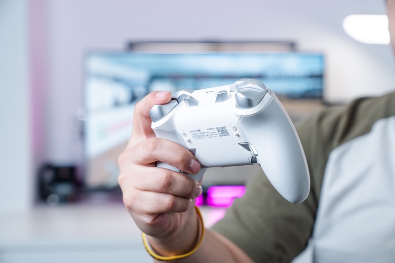 让人爱不释手的游戏手柄，北通宙斯2光轴精英手柄体验