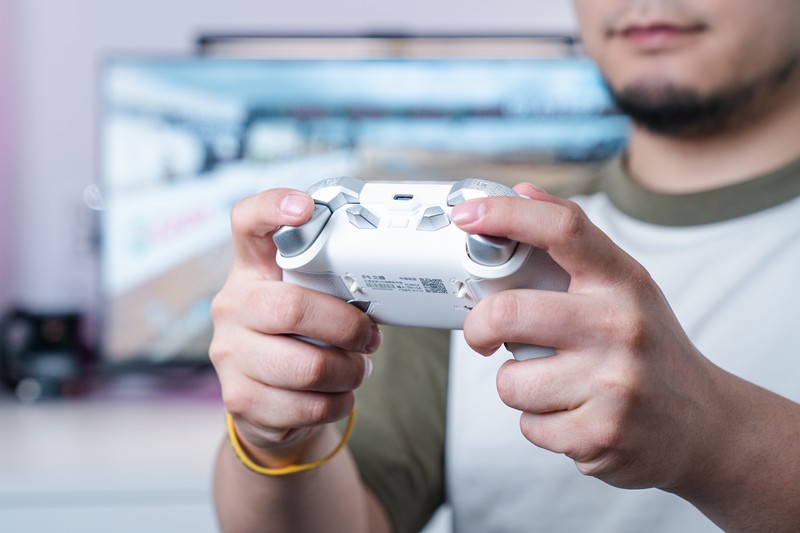 让人爱不释手的游戏手柄，北通宙斯2光轴精英手柄体验