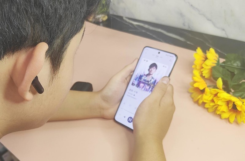 定位亲民、主动降噪、无线充电、创新Zen Air2真无线耳机