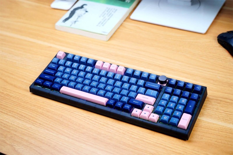 硬盘内卷，键盘也内卷，小呆虫GK980三模键盘低价高能，为你所用
