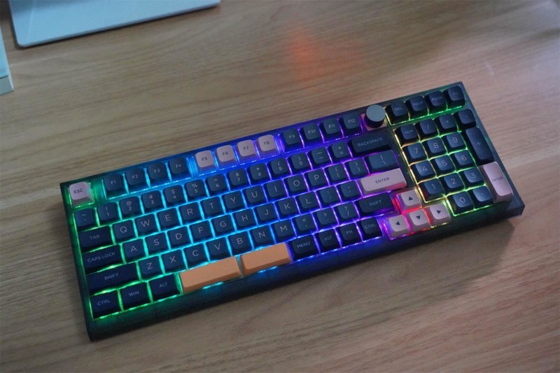 硬盘内卷，键盘也内卷，小呆虫GK980三模键盘低价高能，为你所用