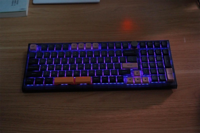 硬盘内卷，键盘也内卷，小呆虫GK980三模键盘低价高能，为你所用