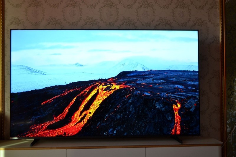 画质炸裂！凭什么能干翻高端OLED电视？海信E7N测评体验