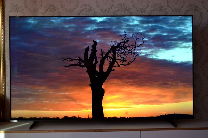 画质炸裂！凭什么能干翻高端OLED电视？海信E7N测评体验