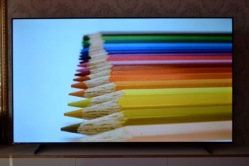 画质炸裂！凭什么能干翻高端OLED电视？海信E7N测评体验