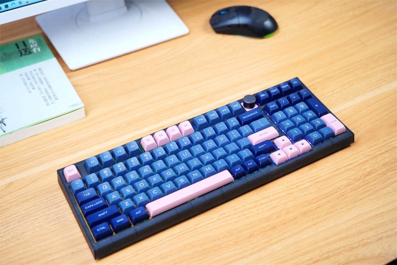 硬盘内卷，键盘也内卷，小呆虫GK980三模键盘低价高能，为你所用