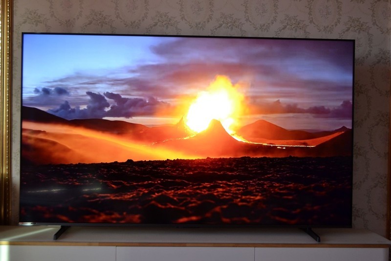 画质炸裂！凭什么能干翻高端OLED电视？海信E7N测评体验