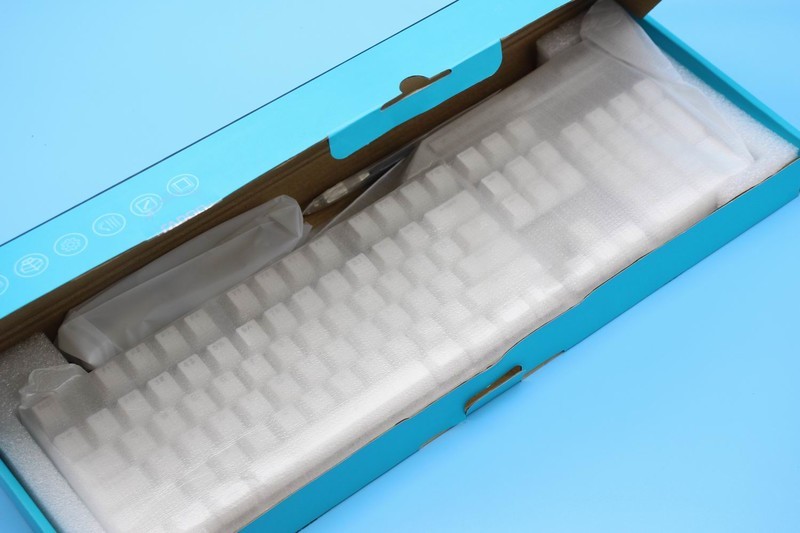 雷柏迈出了客制化的第一步：雷柏V700DIY热插拔型RGB背光游戏机械键盘