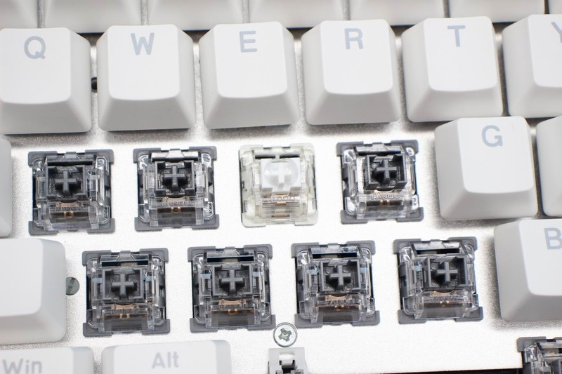 雷柏迈出了客制化的第一步：雷柏V700DIY热插拔型RGB背光游戏机械键盘