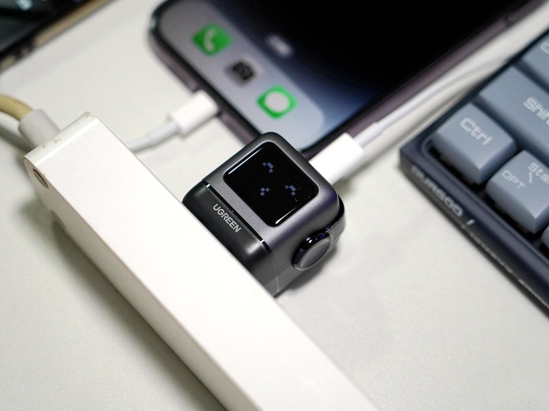 iPhone 14 Pro Max用绿联30W机器人充电，安全高效还能当桌搭摆件