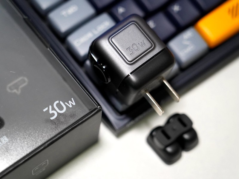 iPhone 14 Pro Max用绿联30W机器人充电，安全高效还能当桌搭摆件