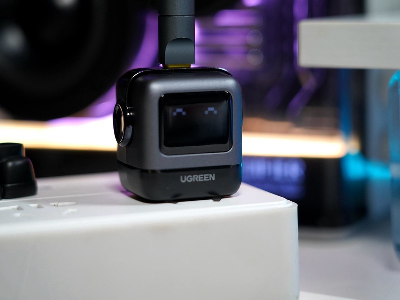 iPhone 14 Pro Max用绿联30W机器人充电，安全高效还能当桌搭摆件