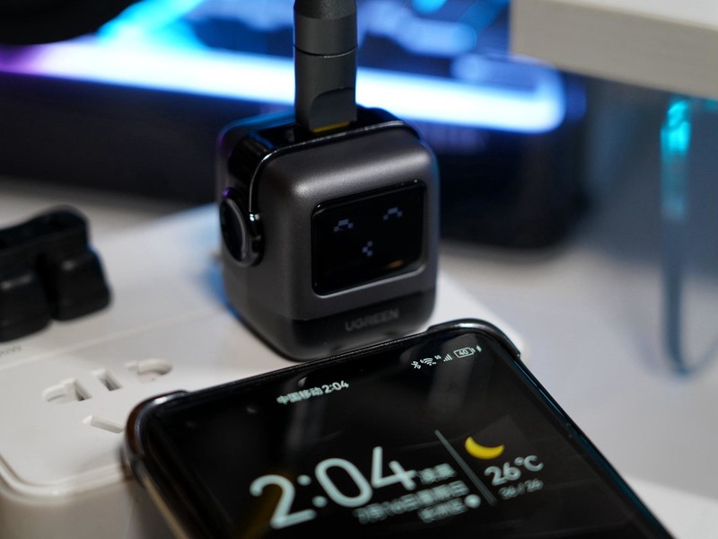 iPhone 14 Pro Max用绿联30W机器人充电，安全高效还能当桌搭摆件