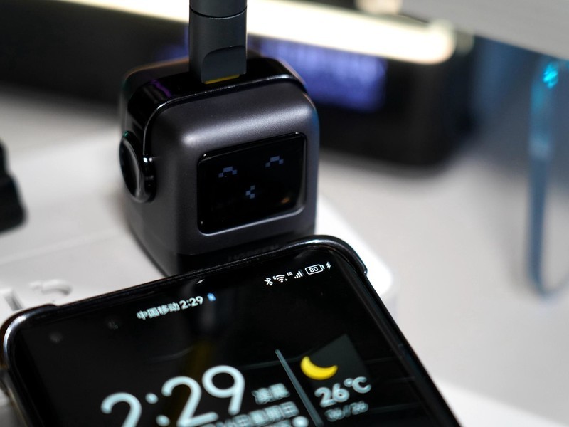 iPhone 14 Pro Max用绿联30W机器人充电，安全高效还能当桌搭摆件