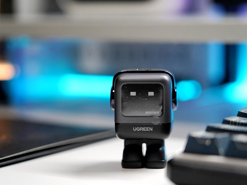 iPhone 14 Pro Max用绿联30W机器人充电，安全高效还能当桌搭摆件