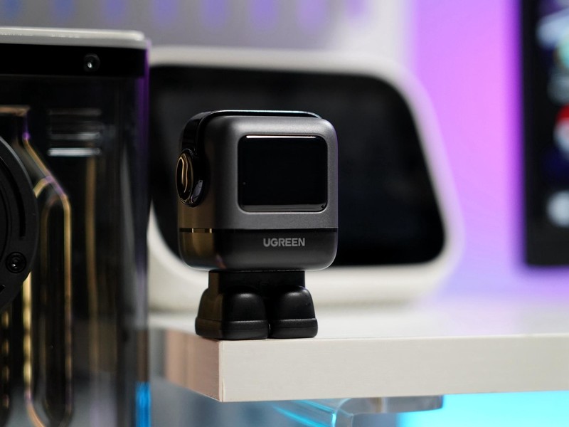 iPhone 14 Pro Max用绿联30W机器人充电，安全高效还能当桌搭摆件