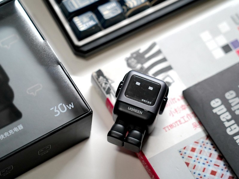 iPhone 14 Pro Max用绿联30W机器人充电，安全高效还能当桌搭摆件