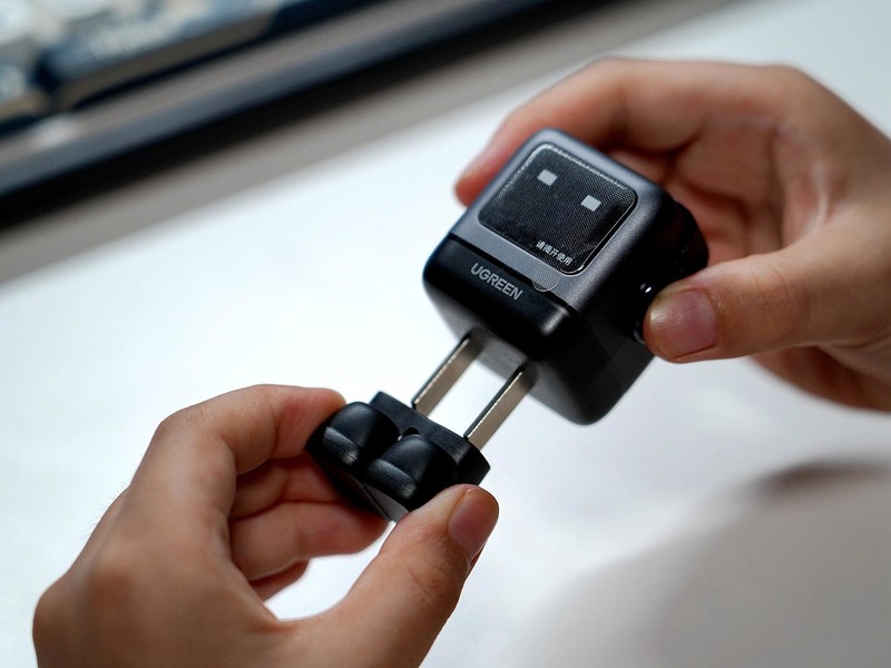 iPhone 14 Pro Max用绿联30W机器人充电，安全高效还能当桌搭摆件