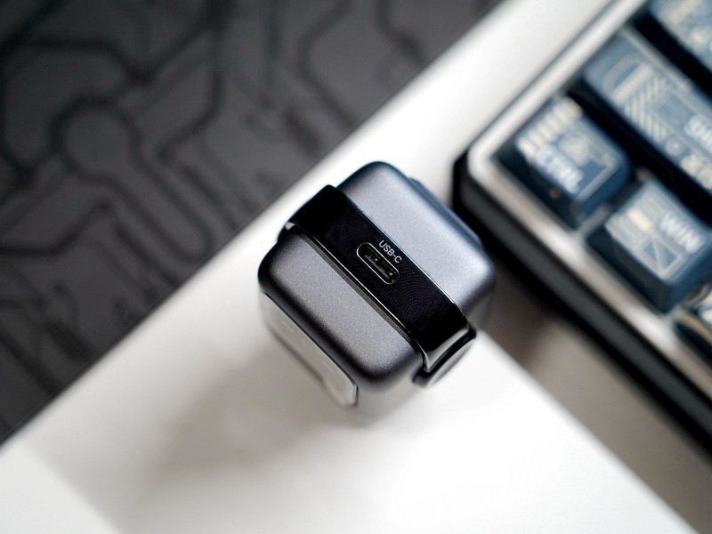 iPhone 14 Pro Max用绿联30W机器人充电，安全高效还能当桌搭摆件