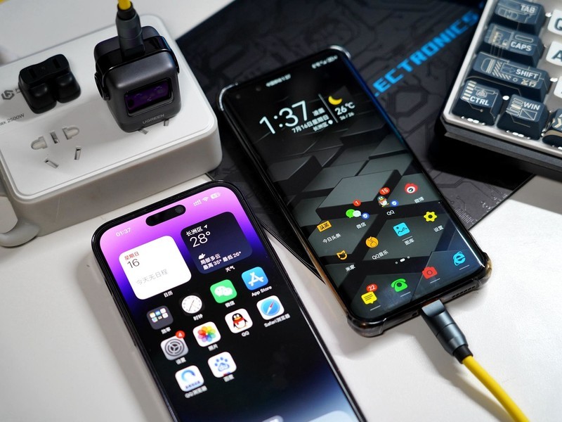 iPhone 14 Pro Max用绿联30W机器人充电，安全高效还能当桌搭摆件