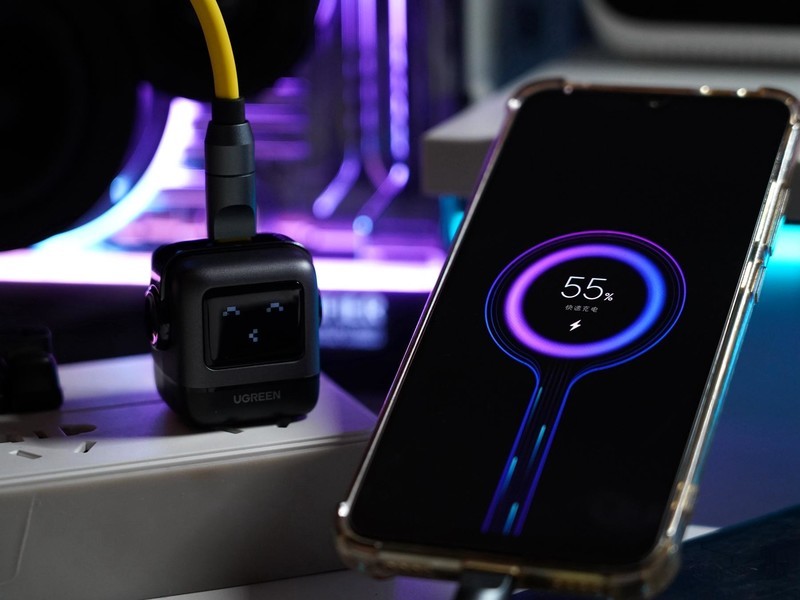 iPhone 14 Pro Max用绿联30W机器人充电，安全高效还能当桌搭摆件