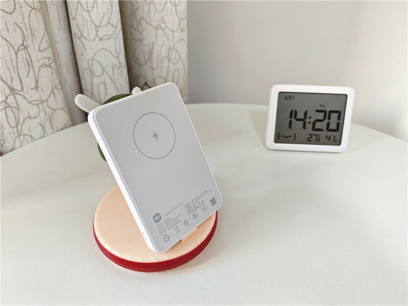 一贴即充，让手机电量满满！小米磁吸充电宝5000mAh 体验