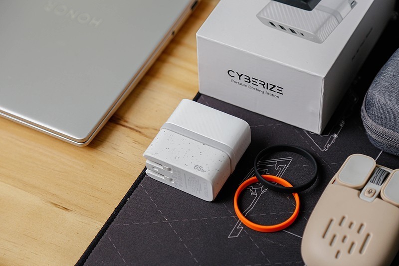 小巧多用的Cyberize玲珑坞 让你秒变办公多面手