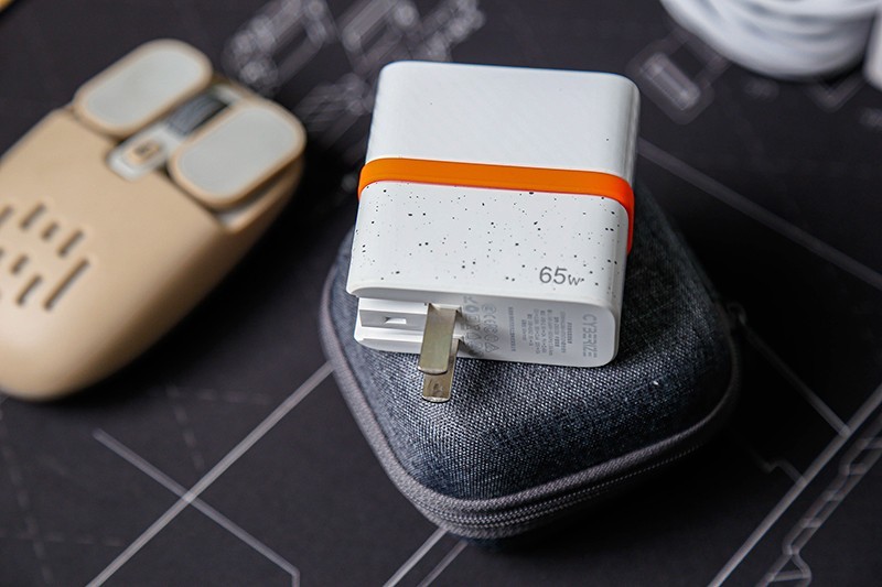 小巧多用的Cyberize玲珑坞 让你秒变办公多面手