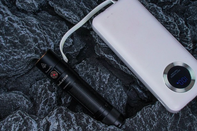 小巧便携，功能全面。FENIX E35R值得冲一波