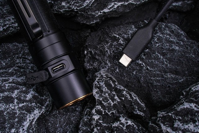 小巧便携，功能全面。FENIX E35R值得冲一波