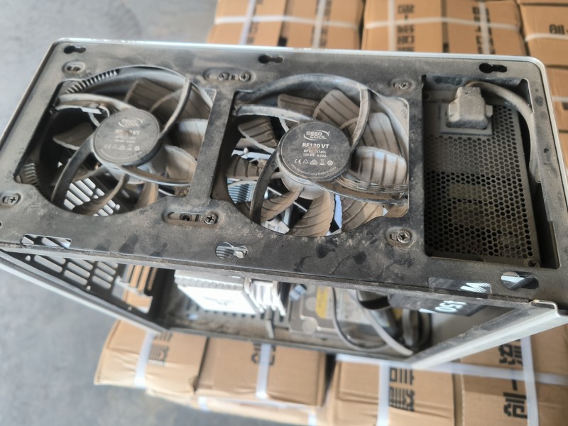 冒个泡泡，6600xt装到5600g上过节，灰尘多！