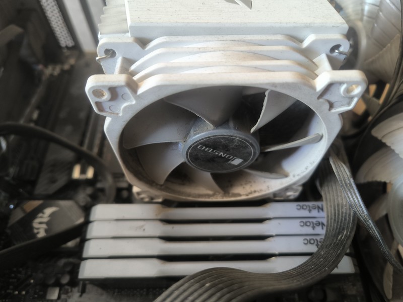 冒个泡泡，6600xt装到5600g上过节，灰尘多！