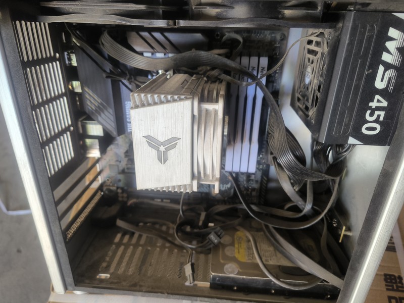 冒个泡泡，6600xt装到5600g上过节，灰尘多！