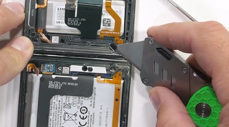 经历暴力测试后，星空体育平台 Galaxy Z Flip4 折叠屏手机被拆解