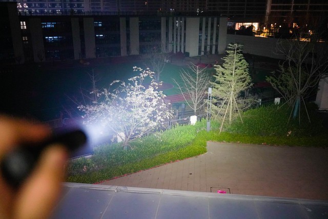 小巧便携，功能全面。FENIX E35R值得冲一波