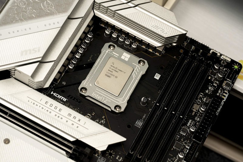 14700KF vs 7800X3D，理论性能差距大，游戏表现出人意料