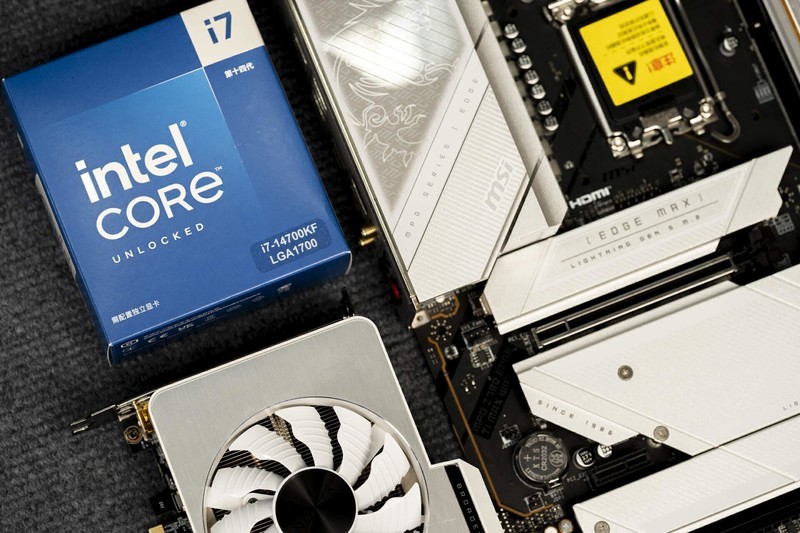 14700KF vs 7800X3D，理论性能差距大，游戏表现出人意料