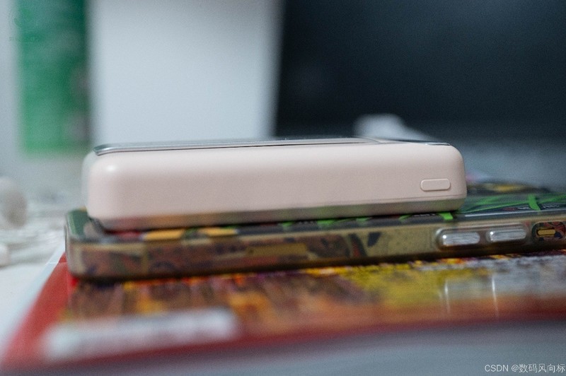 iWALK磁吸充电宝，苹果安卓都能用，横屏支架追剧更痛快