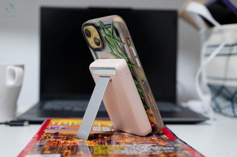 iWALK磁吸充电宝，苹果安卓都能用，横屏支架追剧更痛快