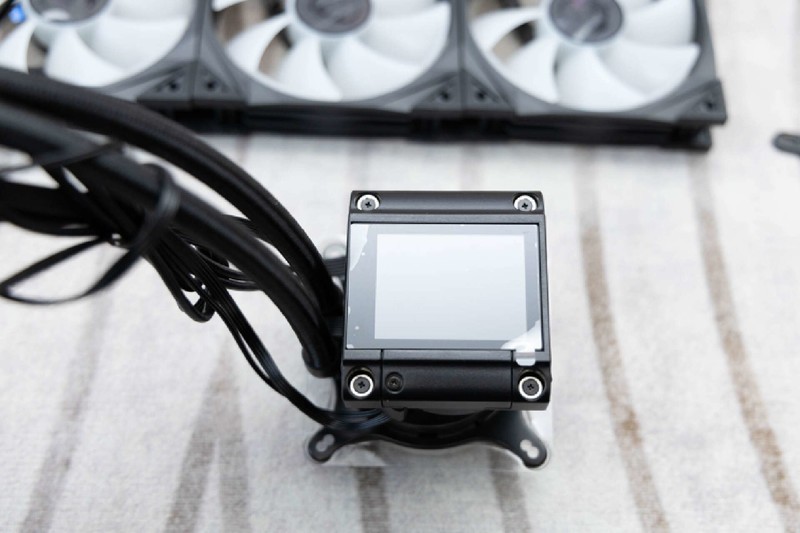 IPS炫酷显示，超强散热性能，微星寒霜D360一体水冷