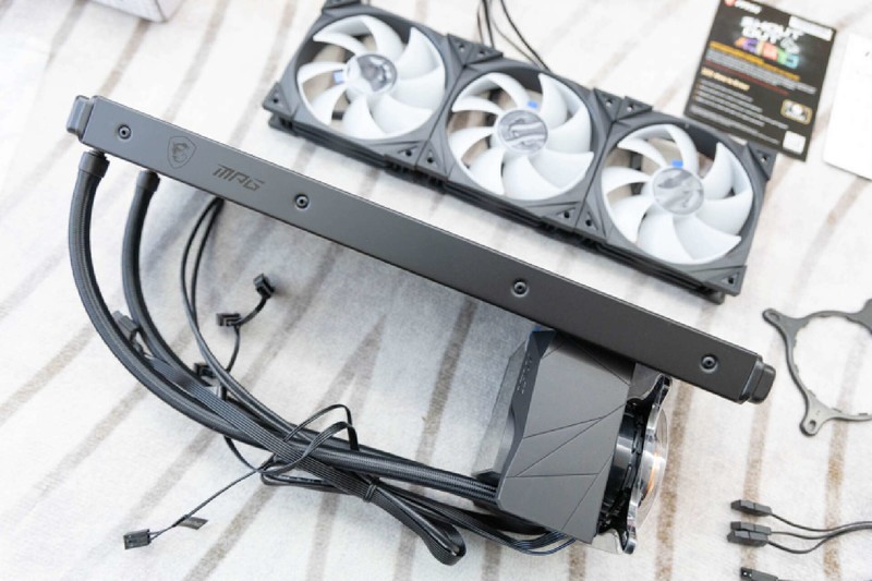 IPS炫酷显示，超强散热性能，微星寒霜D360一体水冷