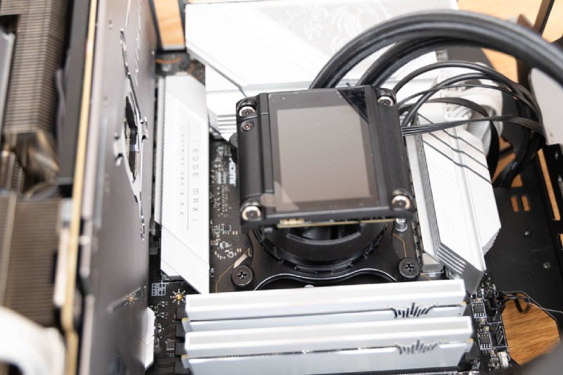 IPS炫酷显示，超强散热性能，微星寒霜D360一体水冷